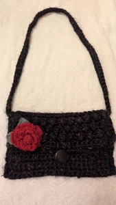 Vintage Häkel Umhängetasche schwarz mit roten Blumen Button Down Verschluss süß - Bild 1 von 9