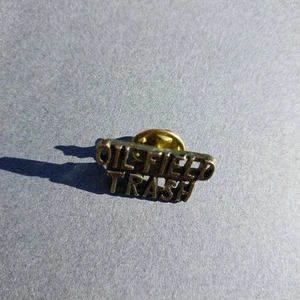 Prendedor chaqueta sombrero cordón plataforma petróleo gas basura campo petrolífero  - Imagen 1 de 2