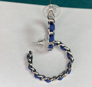 Pendientes de aro tono azul marino y plata cinta roscada a través de cadena perforada en metal - Imagen 1 de 13