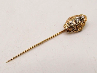 HERMOSO PASADOR DE PALO DE ORO AMARILLO DE 14K CON 3 DIAMANTES REDONDOS TALLA BRILLANTE - 2 3/8" DE LARGO* Foto 1 de 4