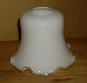 Lampen Glasschirm, weißes Opalglas mit dekorativen gewelltem farbigen Rand - Bild 1 von 3