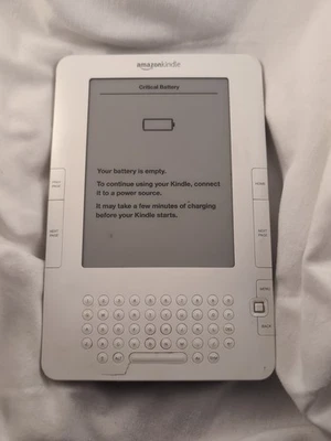 亚马逊 Kindle(第 2 代)6 英寸屏幕 - 白色 带紫色保护壳 捆绑出售物品  — 第 1/4 张图片