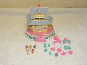 1995 Polly Pocket Clubhouse Pop Up Party Play Set Bluebird With Dolls & Pieces - Picture 1 of 10