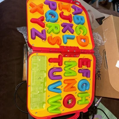 孩之宝芝麻街 Elmo's On The Go 字母字母带手提箱 — 第 1/4 张图片