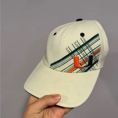 Sombrero blanco bordado Huracanes Universidad de Miami Foto 1 de 4