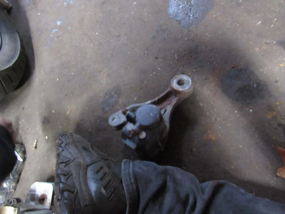 1977 kawasaki kz650 c rear brake caliper - Image 1 of 1