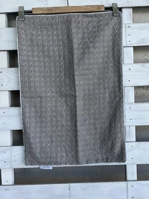 Funda de almohada Calvin Klein Furniture gris plata círculo metálico 14x20. Foto 1 de 4