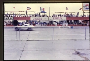 Coche de carreras Sebring FL 1960 12 horas 1965 en movimiento bandera azul Pit Crew  - Imagen 1 de 4