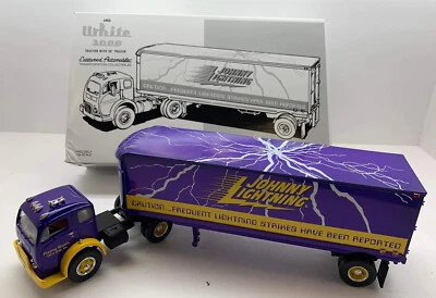 Trator First Gear 1/34 19-2056 Johnny Lightning 1953 branco 3000 e reboque de 30’ 3 - Imagem 1 de 4