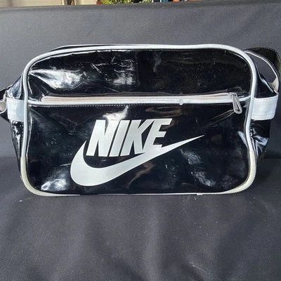 Bolso de hombro vintage de vinilo Nike negro blanco logotipo retro lona deportiva Foto 1 de 4