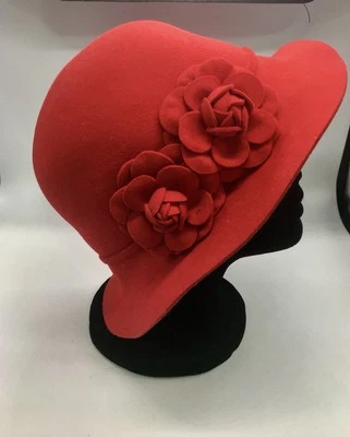 Sombrero de vestir retro de lana roja de ala ancha cinta de satén y ribete florete rosa, años 50 Foto 1 de 4