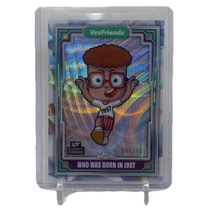 2025 Topps Chrome VeeFriends Who Was Born In 1997 #89 Wave Refractor/150�� - Imagen 1 de 9