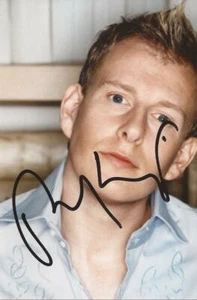 COMEDIANTE/DEBATIBLE: FOTO DE RETRATO FIRMADA POR PATRICK KIELTY 6x4 + certificado de autenticidad - Imagen 1 de 1