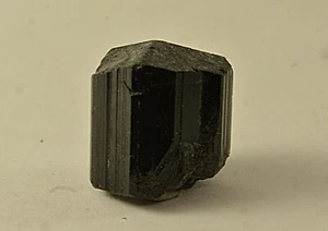 cristal de Tourmaline Noire terminé d'un coté Schorl noir 17x15mm - Picture 1 of 2