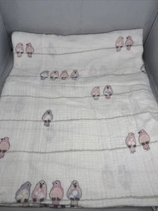 Aden by Aden + Anais Musselin Babydecke, Vögel auf Draht, 40” x 40”, Baumwolle, rosa - Bild 1 von 4