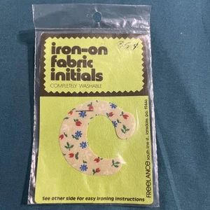 Freelance Bügelbild Stoff Initialen 2" C beige geblümt blau rot Blumen - Bild 1 von 3