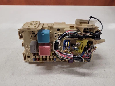 Scatola fusibili TOYOTA COROLLA Verso ZER, ZZE12, R1 5271990676 2.2 28656238 - Immagine 1 di 3