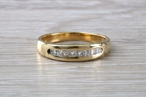 Anillo de eternidad tradicional de oro amarillo de 18 quilates con conjunto de diamantes talla princesa - Imagen 1 de 10