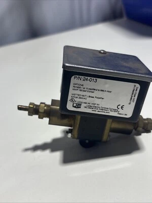 UE United Electric Controls Pressure Switch 24-013 - Image 1 of 3