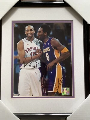 Foto enmarcada 8x10 autografiada firmada por Kobe Bryant/Vince Carter. Foto 1 de 4