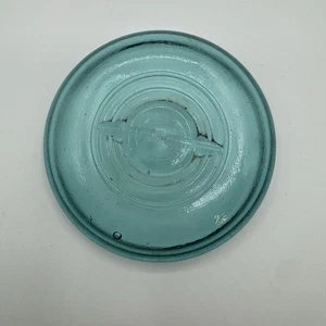 Antigua paca de fianza de alambre con tapa de enlatado de boca regular de vidrio azul - Imagen 1 de 6