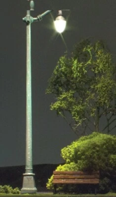 2 luzes de rua Woodland Scenics Just Plug ferro fundido escala O JP5647 - Imagem 1 de 3