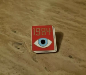 1984 George Orwell Buch Sci Fi Dystopisch 1,25" Emaille Pin Anstecker - Bild 1 von 4
