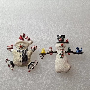 2 Vintage Schneemann Broschen Anstecknadeln silber Emaille Glitzer Schlittschuhe Vögel - Bild 1 von 11