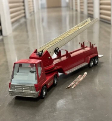 1973-75 NYLINT Aerial Hook N Ladder 30" Red FIRE TRUCK Pressed Steel - Image 1 of 3