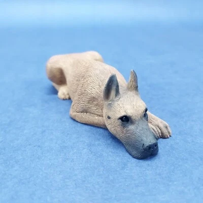 Figura de perro pequeño Sandicast Laying Great Dane colección canina SS05601 Foto 1 de 4