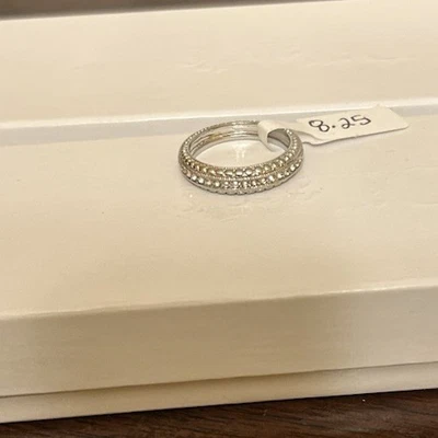 Anillo de media eternidad talla 8,25 diamantes circonita cúbica tono plata banda sin marca  Foto 1 de 4