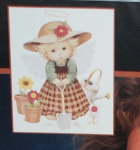 Dimensions Fashion Art Full Color Bügeltransfer Garten Engel Helfer - 80377  - Bild 1 von 3