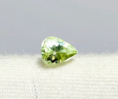 Piedra preciosa natural suelta de alejandrita de 0,22 quilates 4x3X2,5 mm verde a rojo corte pera A-808 Foto 1 de 4