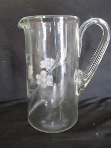 "Jarra de vidrio transparente vintage, grabada floral, excelente estado, 8 1/2" - Imagen 1 de 5