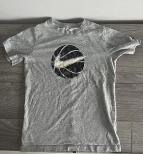 NIKE Dri-Fit Graphic Basketball Crewneck Short Sleeve Gray T-Shirt Boy's Medium - Picture 1 of 5