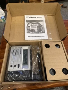 Midland Base Camp Radio XT511 22 canali 2 vie AM/FM alimentazione manovella NOAA nuova - Foto 1 di 8