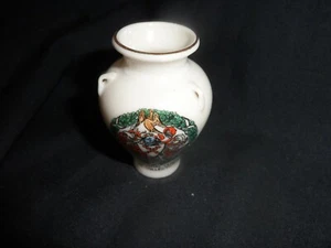 WH GOSS CRESTED CHINA INTERNATIONAL COLLECTORS LEAGUE GNOSSUS VASE - Picture 1 of 3