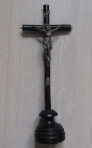 Crucifix sur socle en bois rond noir et Christ en régule   Vintage