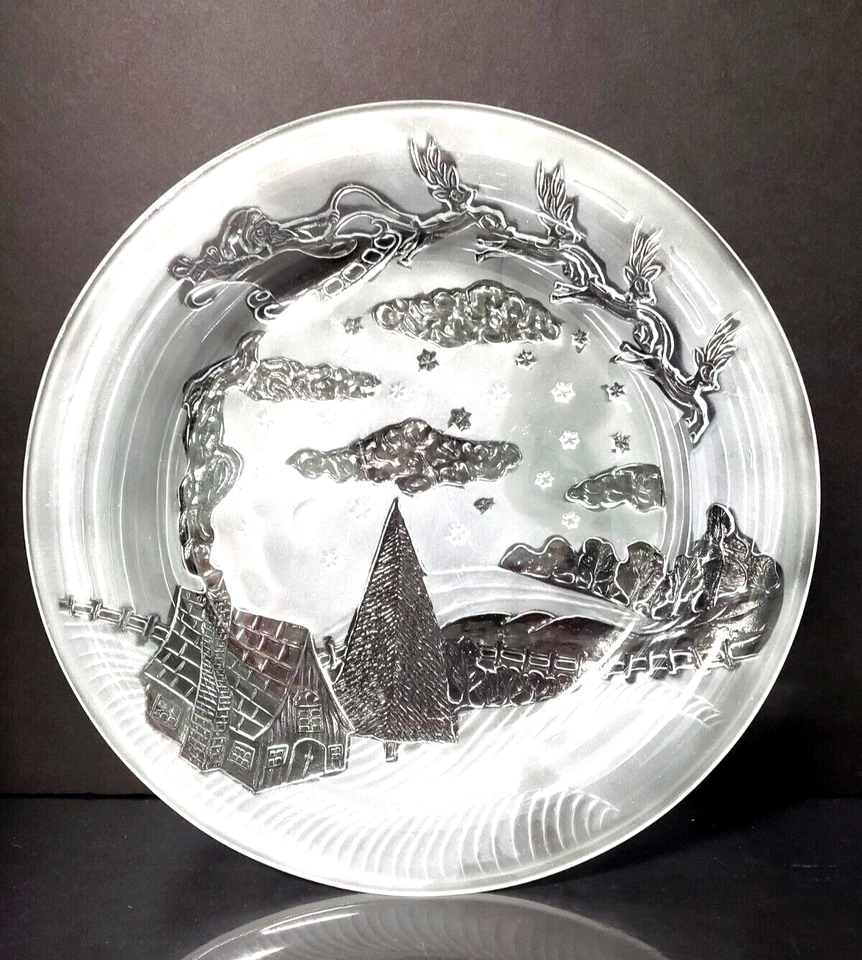 КРИСТАЛЬНО ЧИСТОЕ блюдо «Ночь перед Рождеством» 13 дюймов/Санта, северный олень и дом  - Изображение 1 из 1