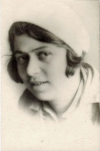1930's Soviet photo of BEAUTIFUL YOUNG WOMAN IN WHITE HAT - Picture 1 of 1