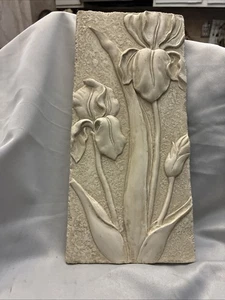 Pier 1 Floras Colgante de Pared Blanco Relieve Yeso Iris Flores 14.5x6.5" - Imagen 1 de 6