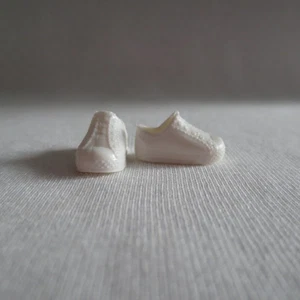NUEVO Barbie Hermanita Chelsea Silla de Ruedas Muñeca Blanco Tenis ~ Zapatos - Imagen 1 de 4