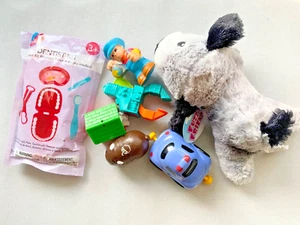 KONVOLUT 7 KLEINE VORSCHULSPIELZEUG PLÜSCH HUND SCHIEBEWAGEN ZUG INGENIEUR FIGUR - Bild 1 von 2