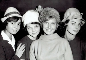 1959 Original Photo Teenage Beauties model hats at fashion test Munich Germany - Picture 1 of 2