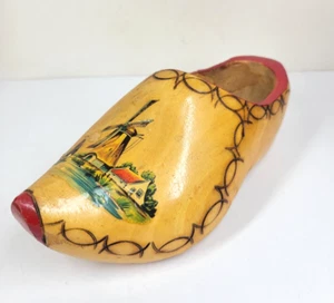 Zueco de madera vintage con diseño de molino de viento APROX 8" DE LARGO - Imagen 1 de 8