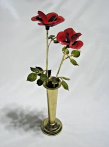 Vintage rote Metallrosen in Metallvase, Mann Korea, ca 1977, 10 1/2" hoch - Bild 1 von 8