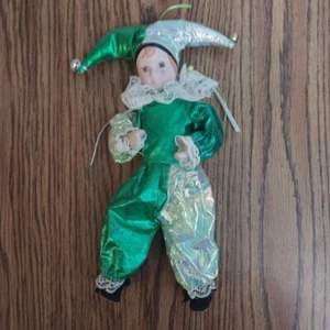 Piccola bambola giullare arlecchino porcellana vintage verde bianco vestito 9" - Foto 1 di 6