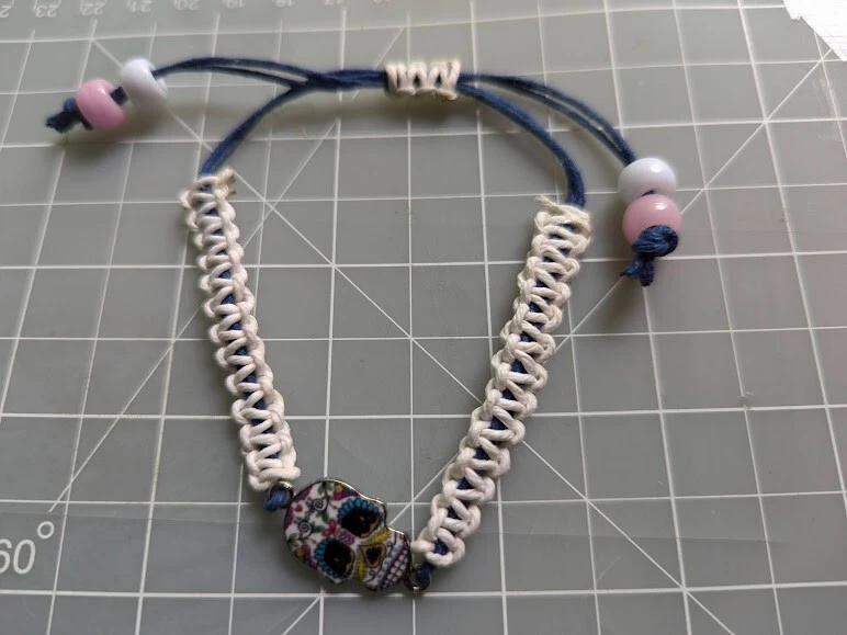 Ручной работы плетеный друг корабль браслет «сахарный череп» белый, синий и розовый - Изображение 1 из 1
