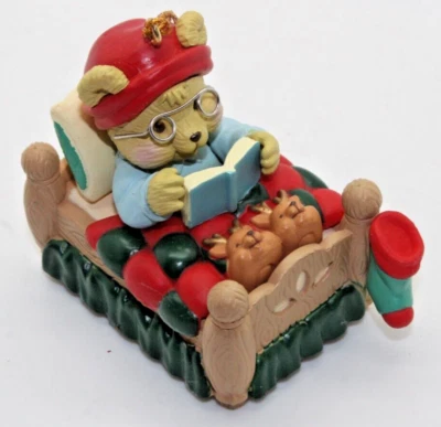 Adorno navideño vintage 1994 High Progress - Oso de peluche en la cama leyendo un libro Foto 1 de 4
