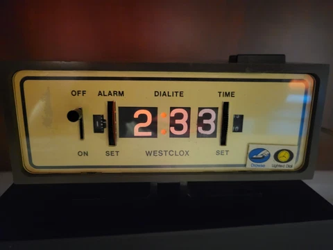 VINTAGE WESTCLOX DIALITE FLIP NUMBER BROWN ALARM CLOCK MODEL 20380 WORKS Cover